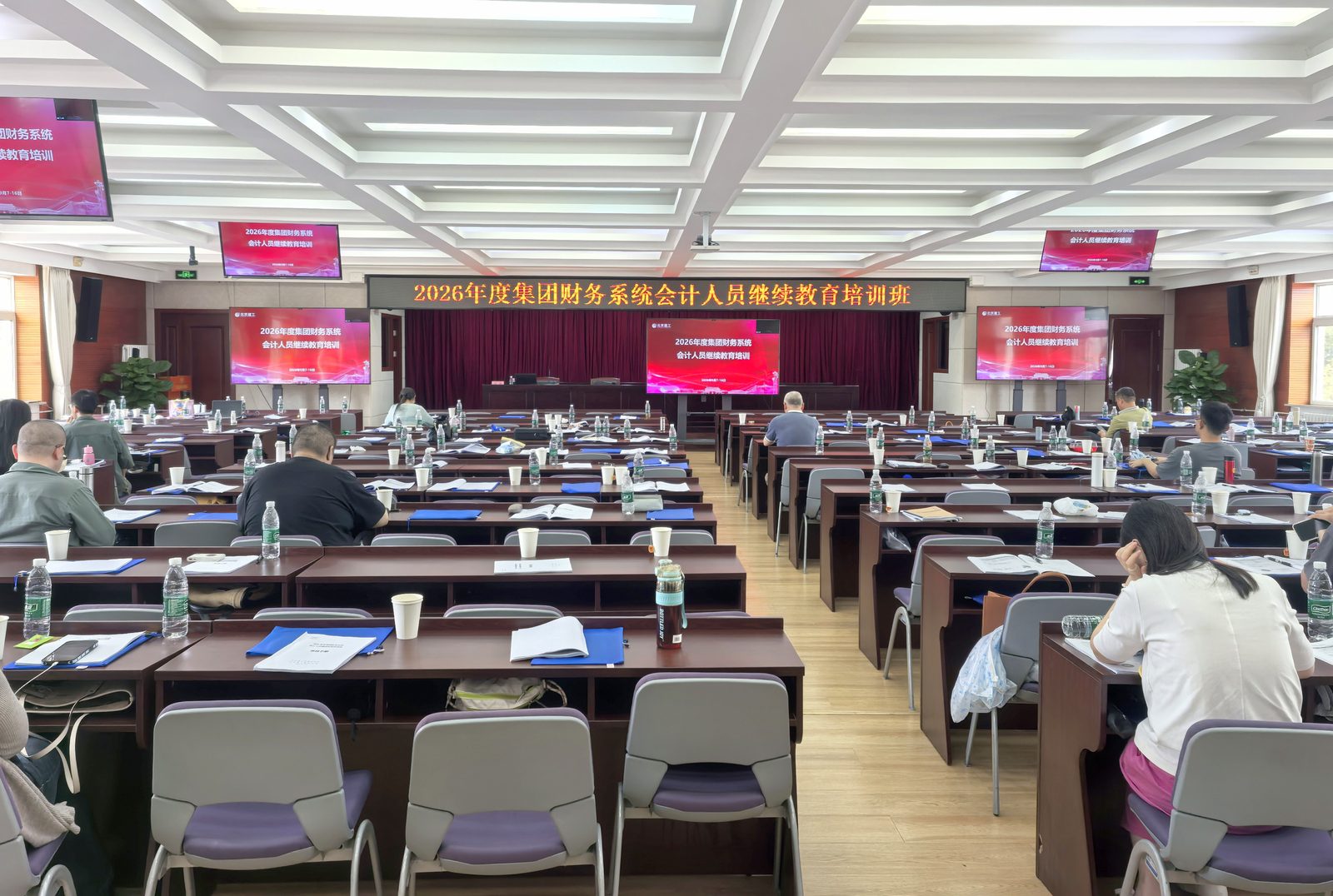 从"加班做报表"到"AI帮你查数"：大型企业财务团队AI提效实战指南