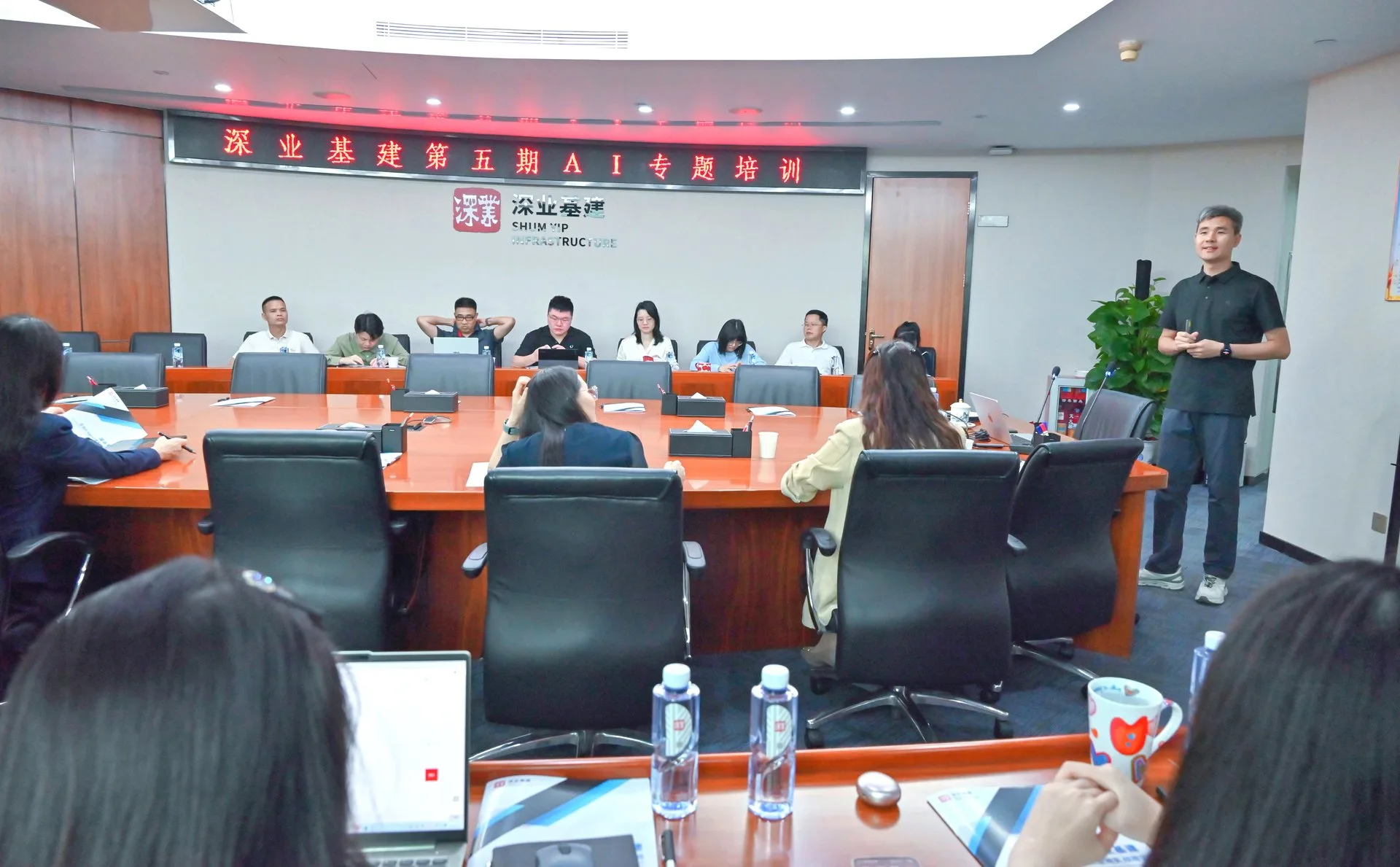 国企央企AI培训怎么搞?从深业基建到河南黄金的落地实践——国资企业系统化推进AI转型的案例观察